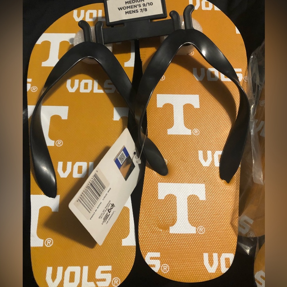 - - - Tennessee Volunteers flip flops NWT